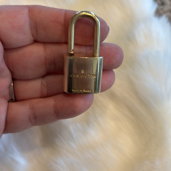 🤩 AUTHENTIC Louis Vuitton clochette (Key bell) ➕ keys, lock dust bag and box - Picture 4 of 5